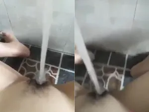 Ghệ thủ dâm cực mạnh với vòi nước
